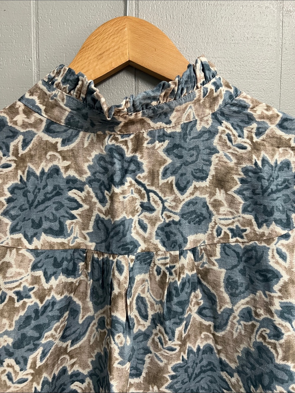 NWT Floral Gigio Top Blouse Shirt Medium Blue - Picture 7 of 12